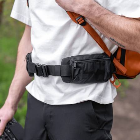 Wandrd Waist Belt - pas biodrowy redukujący ciężar do plecaków (z kieszeniami) - przykład użycia