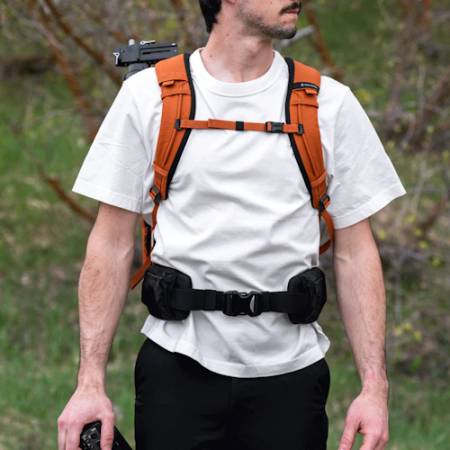 Wandrd Waist Belt - pas biodrowy redukujący ciężar do plecaków (z kieszeniami) - przykład użycia