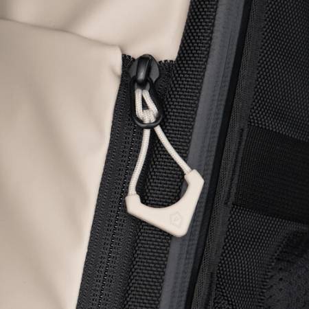 Wandrd Zipper Pullers - uchwyty / przywieszki do zamków błyskawicznych, 12 sztuk (beżowe) - przykład użycia
