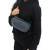 Wandrd D1 Fanny Pack - torba fotograficzna typu sling (2L, na ramię/naramienna, crossbody, niebieska) - przykład użycia
