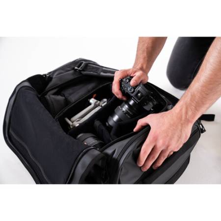Wandrd Carryall Duffel 30L - torba fotograficzna, podróżna (zielona), CAD30-WG-1 - przyklad użycia