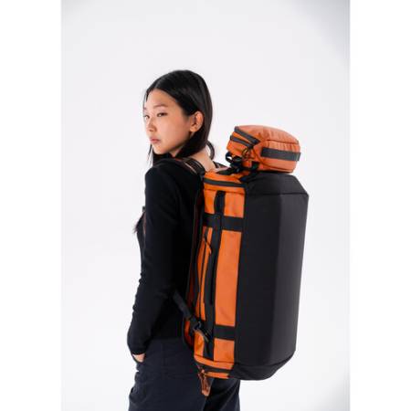 Wandrd Carryall Duffel 40L - torba fotograficzna, podróżna (pomarańczowa), CAD40-SO-1 - przykład użycia