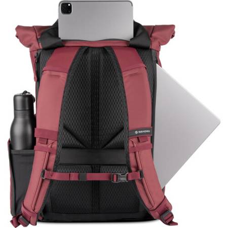 Wandrd Prvke EDC 18L - plecak fotograficzny (EDC, roll-top 15-19L), czerwony - przykład użycia